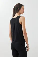 Musculosa verde de algodón con escote redondo.