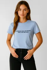 Remera color crema de algodón con cuello redondo y estampado con la frase "In my inner peace era" en letras negras.