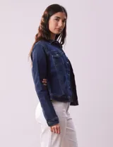 Campera de jean azul oscuro, marca Baccini, con cuello solapa, abertura central con botones metálicos y bolsillos delanteros.