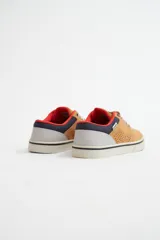 Championes acordonados color camel, con detalles en azul marino y rojo.