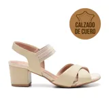 Sandalias de cuero negro con taco bloque, tiras cruzadas en el empeine y pulsera elástica en el tobillo.