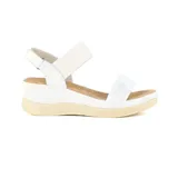 Sandalias blancas de plataforma con dos tiras, una blanca y otra plateada con glitter.