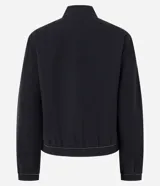 Campera bomber negra de viscosa con cierre delantero, bolsillos con solapa y pespuntes contrastantes en color blanco.