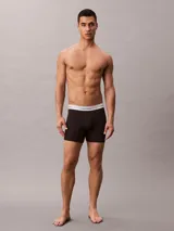 Pack de tres bóxers negros de algodón elástico con cintura elástica blanca con el logo de Calvin Klein.