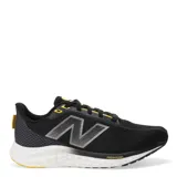 Championes de running New Balance Fresh Foam 680 V8, color negro con detalles en amarillo y logo plateado.