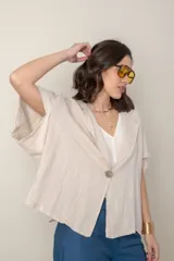 Chaqueta italiana de lino color blanco, de corte suelto y amplio, con cierre de un botón. Talle único oversize hasta XL.