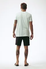 Remera celeste de corte clásico con cuello redondo y manga corta. Estampado pequeño en el pecho.