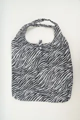 Bolso de compras tipo tote bag con estampado de cebra en blanco y negro.