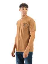 Remera celeste con estampado circular en el pecho, con texto en verde y negro.