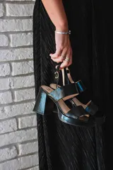 Sandalias de plataforma color borgoña, confeccionadas en charol. Tienen dos tiras anchas sobre el empeine, pulsera con hebilla al tobillo y taco cuadrado de 9 cm.