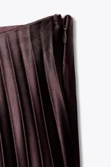 Falda midi plisada color marrón oscuro, de tiro alto y cintura elástica.