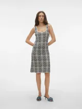 Vestido corto de punto sin mangas, con cuello cuadrado y diseño en tonos azul y beige.