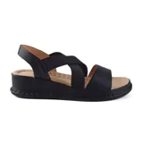 Sandalias bajas color beige, con plataforma y tiras elásticas cruzadas en el empeine.