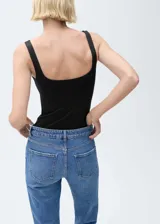 Body blanco sin mangas con cuello cuadrado y diseño entallado.