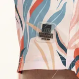 Short de baño con estampado tropical multicolor, cintura elastizada y cordón ajustable.