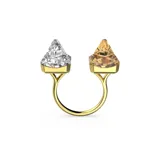 Anillo abierto unisex con baño en tono oro, con dos cristales tridimensionales de talla piramidal, uno transparente y otro amarillo.