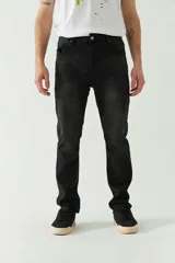 Jean negro de corte slim, con tiro medio, cinco bolsillos y cierre con cremallera y botón. Confeccionado en denim de algodón con spandex.