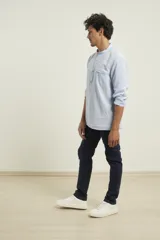 Camisa amarilla de lino con cuello mao y manga larga.