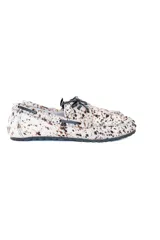 Mocasines con capellada de cuero con estampado animal print en tonos blanco y marrón. Presentan cordones de cuero negro y suela plana.