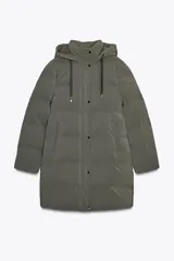 Anorak acolchado color verde oliva, resistente al viento y con aislamiento térmico. Tiene cuello alto con capucha ajustable con cordones, manga larga con puño interior, bolsillos delanteros con forro polar y cierre de cremallera, y cierre frontal con cremallera oculta y botones a presión.
