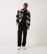 Pantalón cargo negro confeccionado en liocel con cintura elástica, cordón de ajuste y bolsillos laterales.