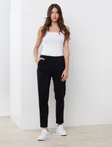 Pantalón jogger blanco de algodón con pretina elastizada.