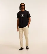 Pantalón de hombre color beige, corte skinny, confeccionado en sarga con elastano. Cuenta con cierre de botón y cremallera, bolsillos y trabillas en la cintura.