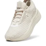 Zapatillas color beige con diseño texturizado y suela gruesa, ideales para uso diario.