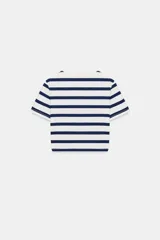 Camiseta de manga corta con cuello redondo, corte cropped y patrón de rayas horizontales en azul marino y blanco.