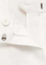 Pantalón de lino color blanco, de corte recto y tiro medio.
