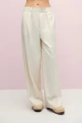 Pantalón de vestir color crema, de corte palazzo, con pinzas en la cintura y cierre frontal con botón.