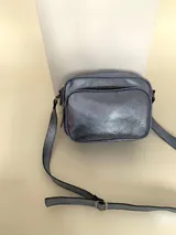 Cartera tipo bandolera de cuero negro, con múltiples bolsillos y correa regulable.