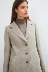 Tapado corto entallado color marrón claro con textura de espiga, cuello solapa y manga larga. Cierre frontal con botones.