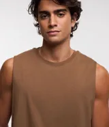Musculosa blanca de algodón con cuello redondo y corte clásico.