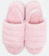Pantufla abierta color rosa claro, con textura de felpa suave y tira elástica trasera para ajuste en el talón.