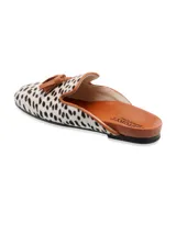 Zapato de mujer con diseño de animal print en blanco y negro, con detalles de flecos en la parte superior.