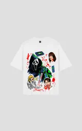 Remera blanca de corte oversize con estampado de personajes de la película Scream, manchas rojas y un teléfono celular.