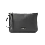 Cartera sobre negra de símil cuero graneado con diseño rectangular. Tiene acceso con solapa y cierre, un bolsillo interno con cierre y otro abierto. Incluye correa regulable y asa fija.