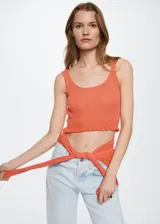 Top color salmón de tejido de punto fino con diseño entallado y crop. Tiene cuello escotado, tirantes anchos y terminaciones festoneadas.