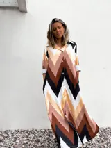 Vestido camisero largo con estampado de zig zag en tonos beige, marrón, blanco y negro.