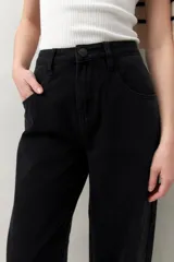 Pantalón de jean azul de corte recto, con tiro alto y bolsillos laterales.