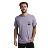 Remera violeta de manga corta con cuello redondo y estampado en el pecho de una montaña con una bicicleta y la inscripción "Roark".