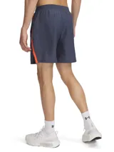 Short deportivo gris de Under Armour modelo Launch 7, con logo reflectivo en la pierna izquierda.