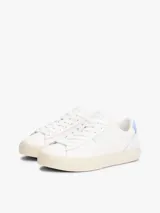 Zapatillas blancas de cuero con cordones, suela cupsole color crema y talón celeste.