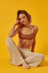 Conjunto de bikini con estampado animal print, compuesto por un corpiño bandeau con breteles finos y una bombacha vedetina con tiras laterales ajustables.