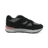 Zapatillas urbanas Osada, color gris con detalles en blanco, amarillo y rosa.