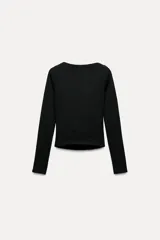 Camiseta negra de algodón con cuello barco y mangas largas.