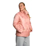 Campera de poliéster color rosa con diseño moderno, equipada con cierre frontal y bolsillos.