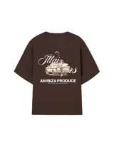 Remera amarilla con estampado en la espalda de una camioneta con una chica y una tabla de surf.