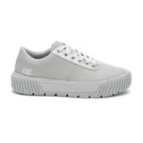 Zapatillas urbanas CAT modelo AMP, color gris claro, con detalles plateados en la lengüeta y contorno de los cordones. Capellada de canvas recubierta en PU, forro de malla interior reciclada, plantilla de espuma EVA, suela de goma duradera y con gran tracción.